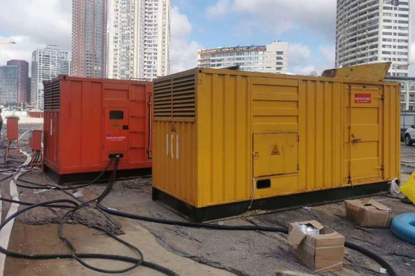 来安压力测试时，发电机组的燃油系统需要达到多少压力？